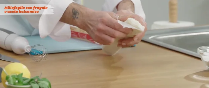 Aprire la pasta sfoglia e ricavare dei dischi circolari.