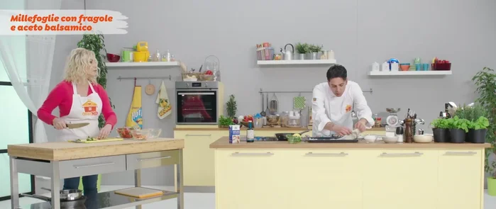 Spennellare i dischi di sfoglia con l'uovo sbattuto e cospargere di zucchero semolato.