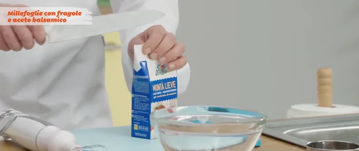 Montare la panna con la vanillina fino a ottenere una consistenza soda (chantilly).