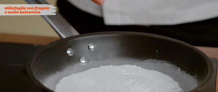 Preparare la salsa alle fragole: in una ciotola, unire le fragole tagliate, lo zucchero, il succo di mezzo limone e l'aceto balsamico. Frullare con un frullatore ad immersione.
