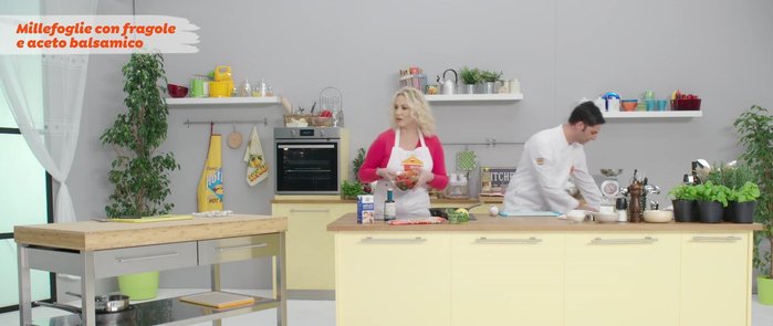 Lavare e tagliare le fragole a metà. Metterne da parte una parte per la decorazione finale.