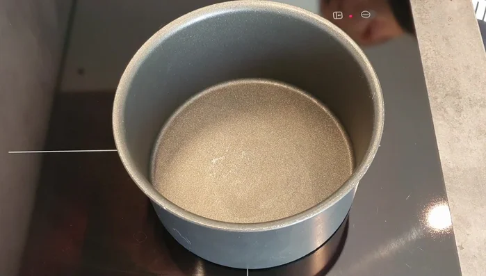 In una padella, aggiungere un cucchiaino di olio extra vergine di oliva.