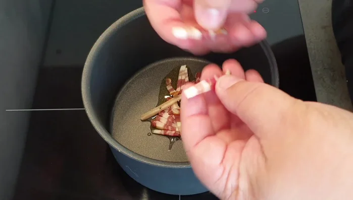 Aggiungere la pancetta nella padella calda e farla rosolare fino a renderla croccante. Questo processo richiede pochi secondi.