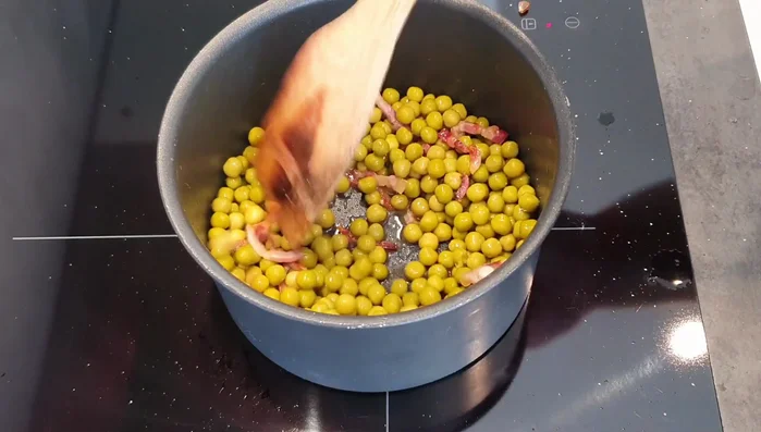 Abbassare la fiamma e cuocere per 3 minuti a fuoco basso.