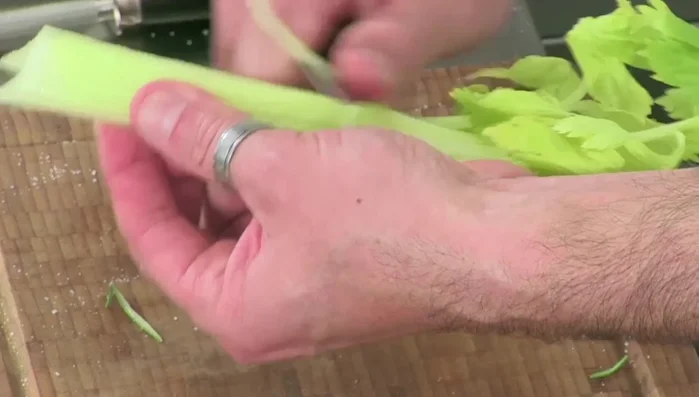 Preparare il soffritto: tritare finemente sedano, carota e cipolla.