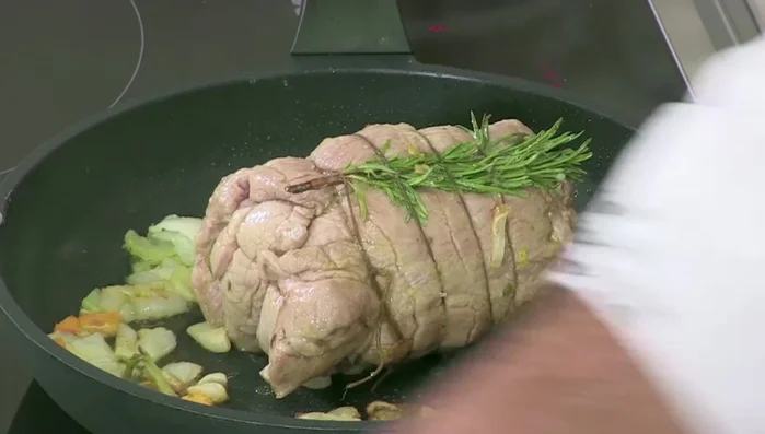 Aggiungere al soffritto il timo fresco e un cucchiaio di miele.