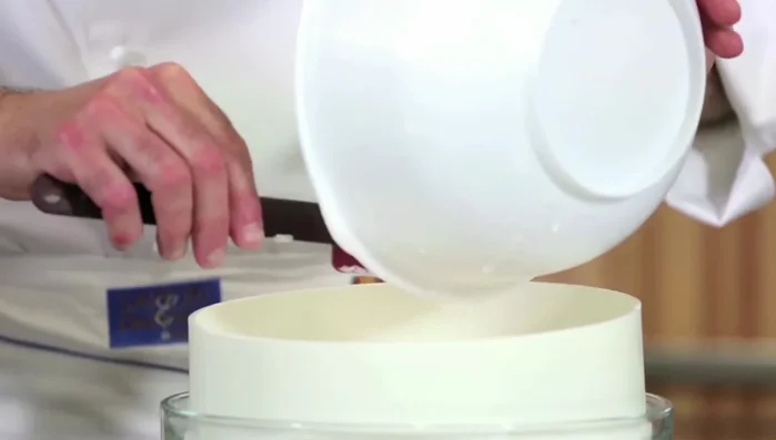 Montare l'emulsione: utilizzare nuovamente il frullatore ad immersione per montare l'emulsione e creare una schiuma.