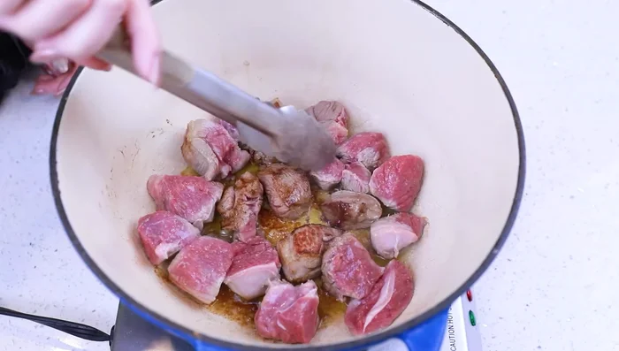 Condire generosamente l'agnello con sale marino.