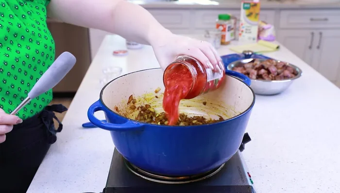 Aggiungere i pomodori a cubetti e il latte di cocco. Mescolare bene.