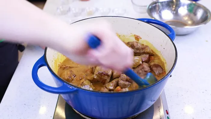 Riunire l'agnello rosolato nella pentola. Aggiungere il brodo di manzo, coprire e lasciare sobbollire a fuoco lento per 2-3 ore, o finché la carne non si sfilaccia facilmente.