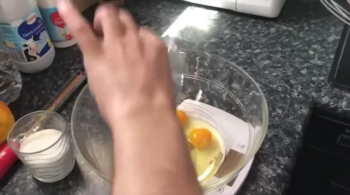 In una ciotola, sbattete 4 uova intere con 120g di zucchero fino a ottenere un composto spumoso.