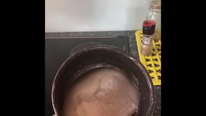 Preparare il caramello: In un pentolino, unire zucchero e acqua (3 parti di zucchero per 1 di acqua). Cuocere a fuoco massimo fino a ottenere un colore dorato.