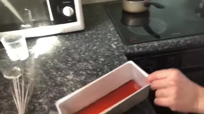 Versare il composto nello stampo contenente il caramello.
