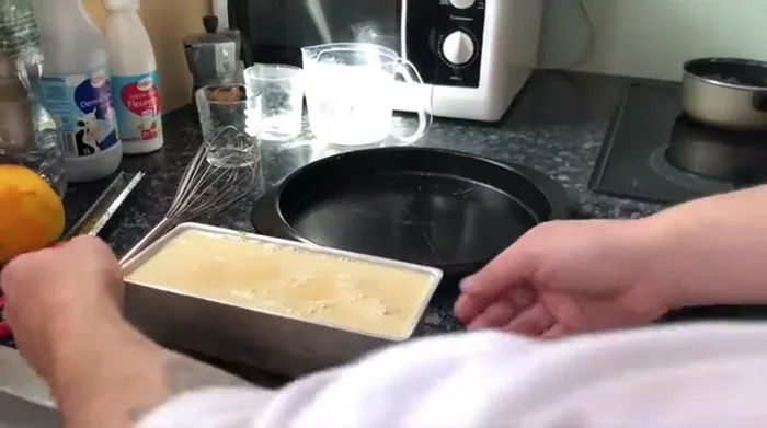 Mettere lo stampo in una teglia più grande, aggiungere acqua fino a circa un terzo dell'altezza dello stampo (bagnomaria).