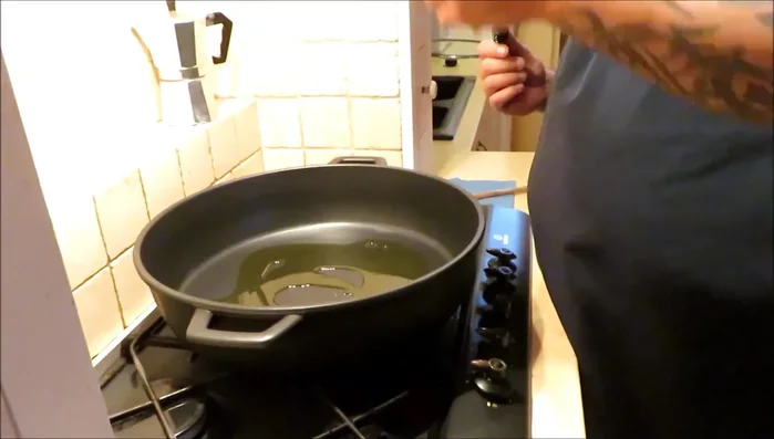 In una padella, scaldare olio d'oliva e burro.