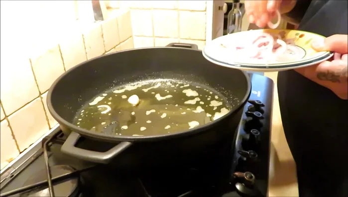Aggiungere la cipolla e cuocere per 1 minuto.
