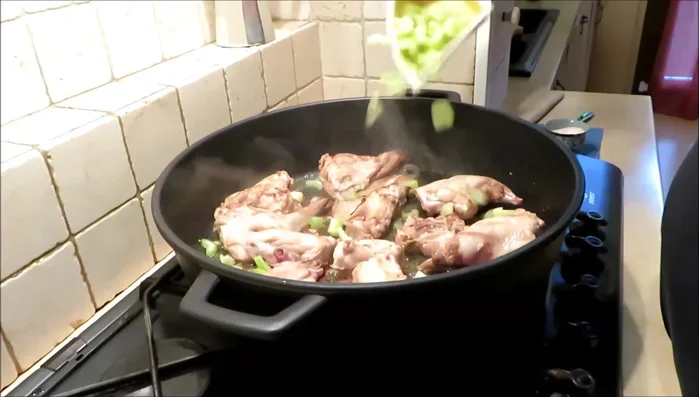 Sfumare con il vino bianco e cuocere per 3-4 minuti.