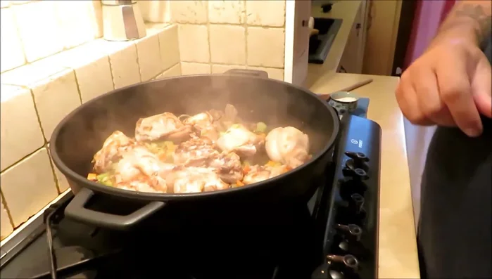 Aggiungere carote e sedano, alloro e bacche di ginepro. Cuocere per 5 minuti.