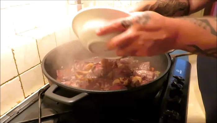 Aggiungere i funghi (pre-ammollati per almeno 1 ora) e la loro acqua di ammollo. Cuocere per 10-15 minuti.