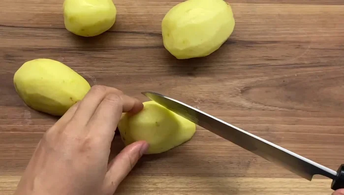 Tagliare il manzo a bocconcini. Tagliare le patate, le carote e la cipolla a julienne (taglio giapponese).