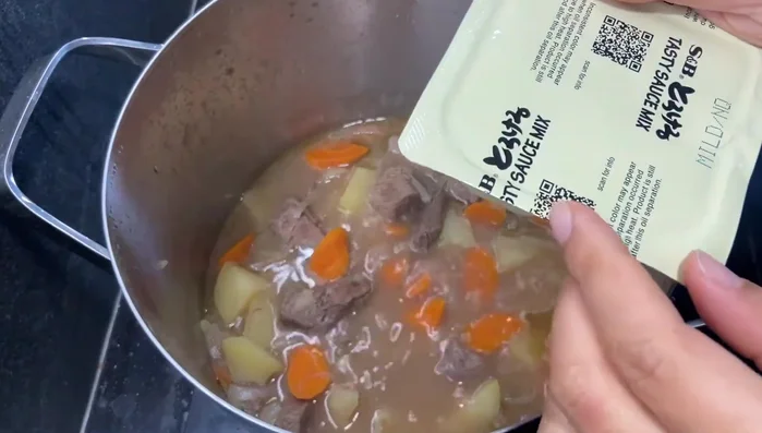 Aggiungere il curry giapponese tagliato a pezzetti molto piccoli. Mescolare per circa un minuto fino a completo scioglimento.