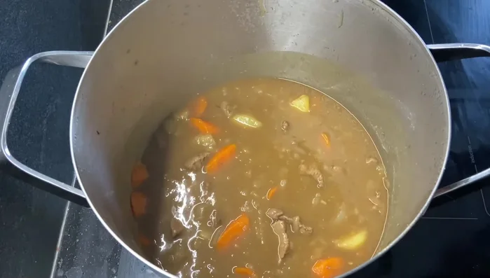 Aggiungere la salsa di soia e, opzionalmente, qualche cubetto di cioccolato fondente.