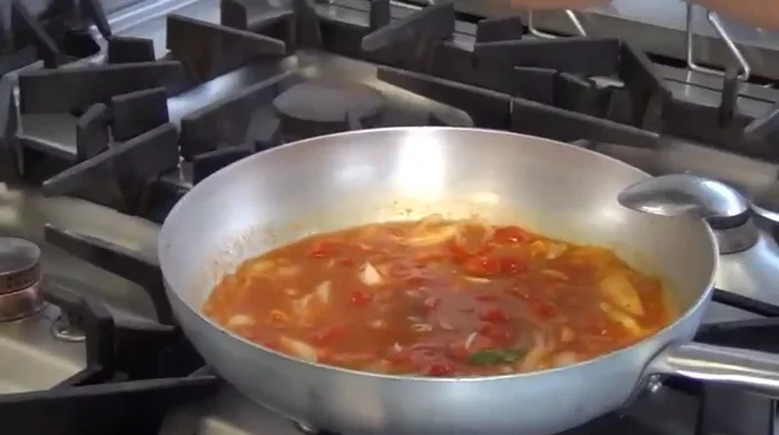 Aggiungere gli aromi (menta, basilico, prezzemolo, origano) e continuare la cottura per altri 15-20 minuti.