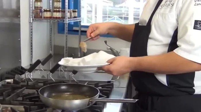 Scolare il tonno e aggiungerlo al sughetto con le cipolle e i pomodori.