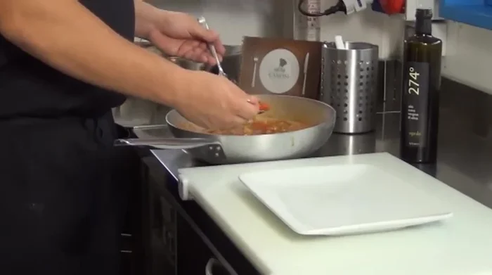 Impiattare: adagiare un po' di cipolla sul piatto, poi il tonno e guarnire con prezzemolo.