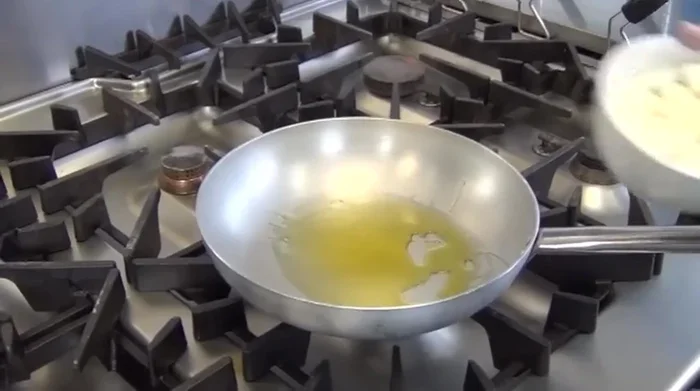 Preparare il sughetto: in una padella, soffriggere le cipolle con olio e sale fino a quando saranno ammorbidite. (Aggiungere sale subito per ammorbidire la cipolla)