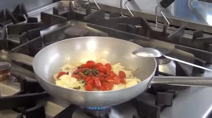 Aggiungere i pomodori Pachino, i capperi sotto sale lavati e la salsa di pomodoro. Aggiungere un po' d'acqua e cuocere per circa 20 minuti.