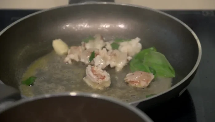 Aggiungere i maltagliati al brodo di fagioli. Cuocere per circa 30 secondi.