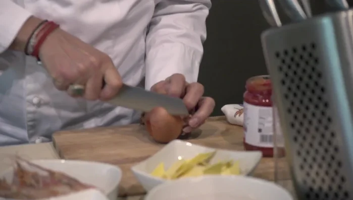 In una casseruola, soffriggere la cipolla nell'olio fino a doratura.