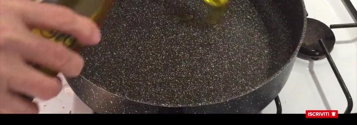 In una pentola, sciogliere il burro con 3 cucchiai di olio extravergine a fuoco vivace.