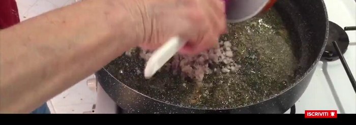 Nella stessa pentola, aggiungere lo scalogno e le carote e rosolare per 3-4 minuti.