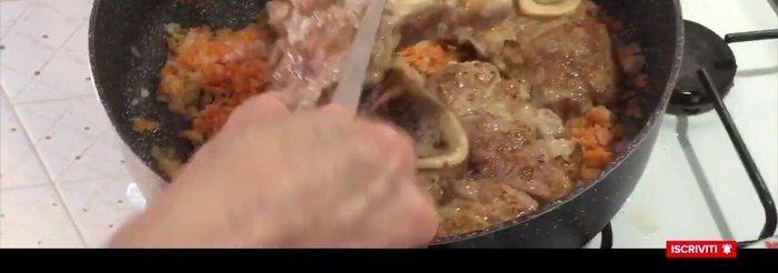 Unire gli ossibuchi, sfumare con il vino bianco.