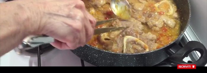 Girare gli ossibuchi, aggiustare di sale e aggiungere il brodo rimanente. Cuocere per altri 30 minuti a fuoco medio.