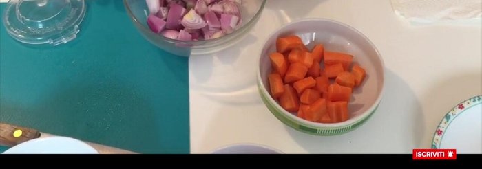Lavare e tritare finemente lo scalogno e le carote. (Opzionale: frullare grossolanamente.)
