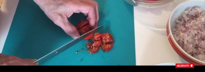 Tagliare a coltello i pomodori datterini.