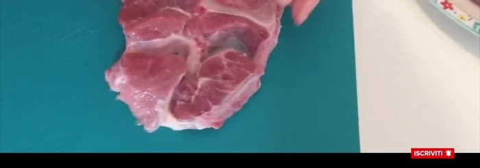 Lavare gli ossibuchi e incidere la pellicina per evitare che si arricciano durante la cottura.