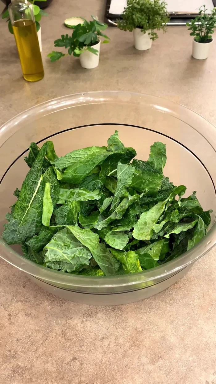 Condire le foglie di cavolo con sale e olio extravergine d'oliva, mescolando bene.