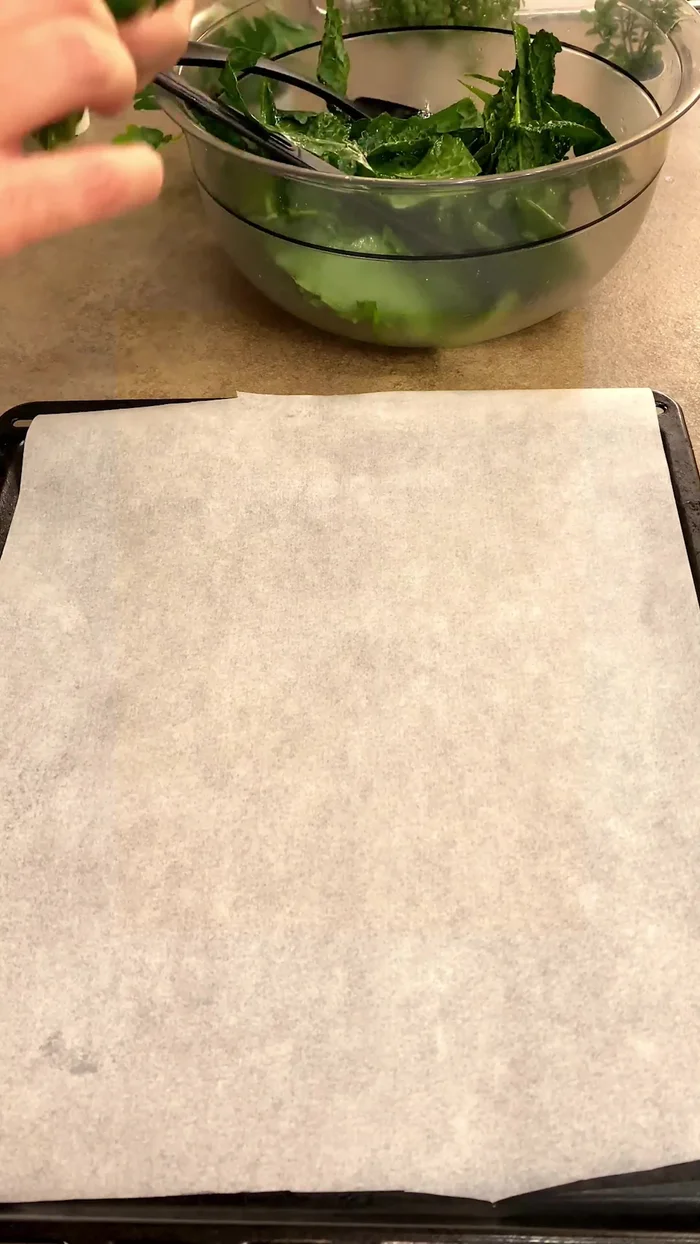 Disporre le foglie di cavolo su una teglia rivestita di carta forno, senza sovrapporle.