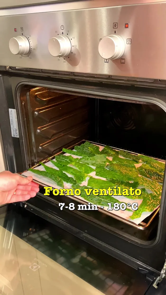 Cuocere in forno ventilato già caldo a 180°C (o 200°C in modalità statica) per 7-8 minuti, girando le chips a metà cottura.