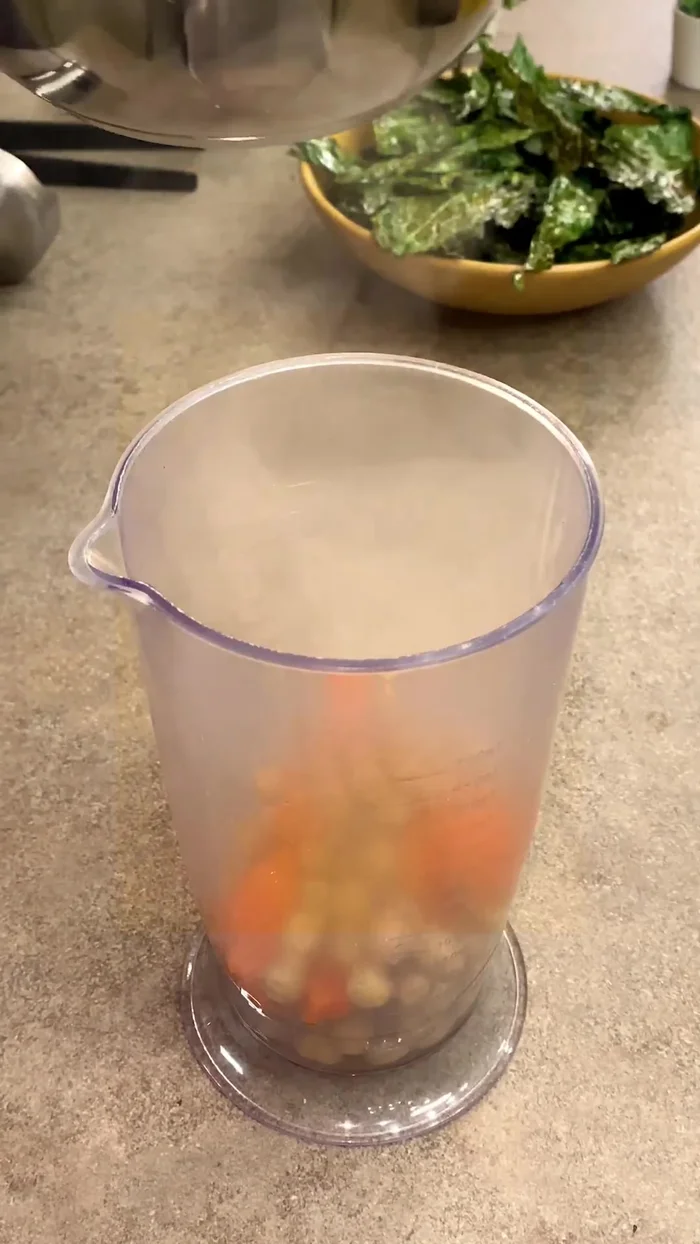 Frullare i ceci e le carote lessati con un po' d'acqua usando un minipimer.