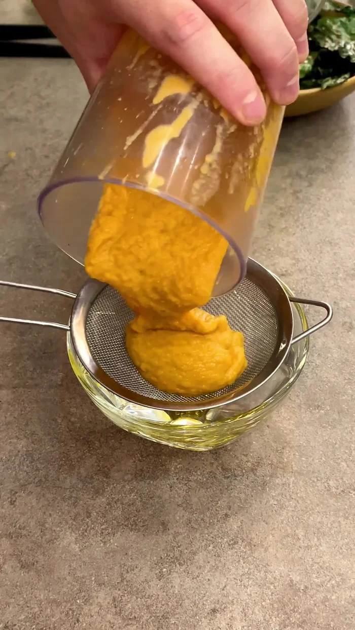 Setacciare (o passare al passaverdure) la crema ottenuta per renderla più liscia.