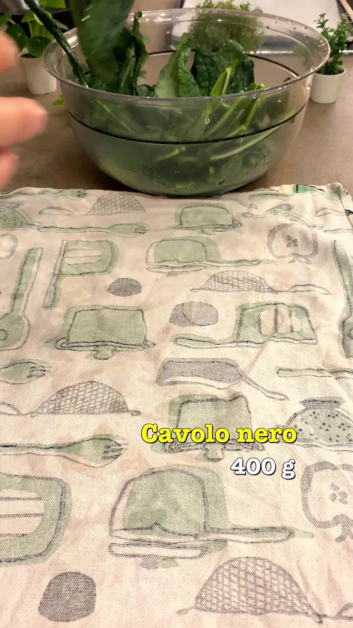 Sciacquare bene le foglie di cavolo nero e asciugarle tamponandole con un canovaccio.