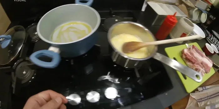 Nel frattempo, preparare le costine: peparle e salarle.
