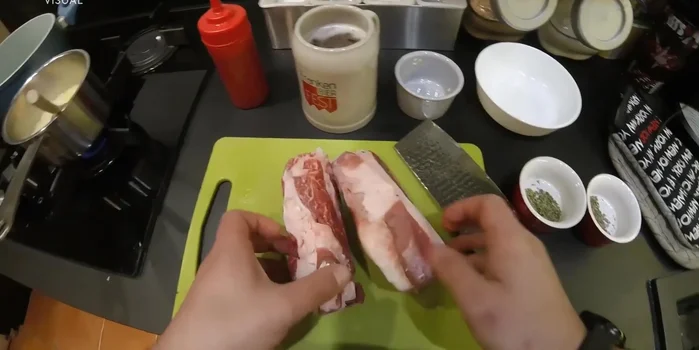 Rosolare le costine in un tegame con un po' d'olio a fuoco alto, fino a quando saranno ben dorate.
