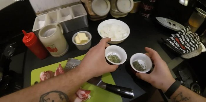Tagliare le cipolle a julienne.