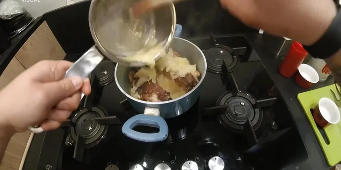 Unire le cipolle brasate alle costine.